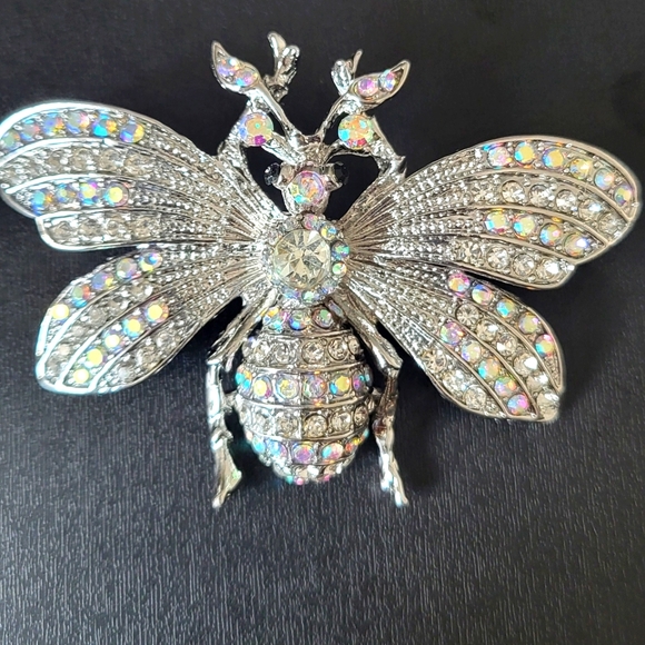 Brooches Jewelry - Stunning Slivertone Rhinestone Bee Brooch
